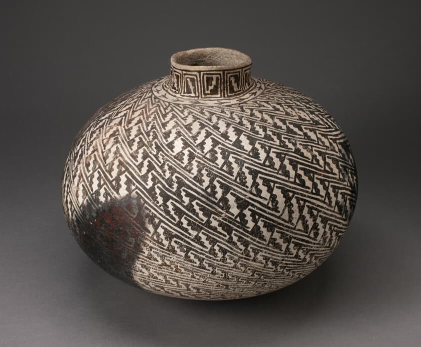 Jar with Interlocking-Stepped Motifs in Diagonal Pattern